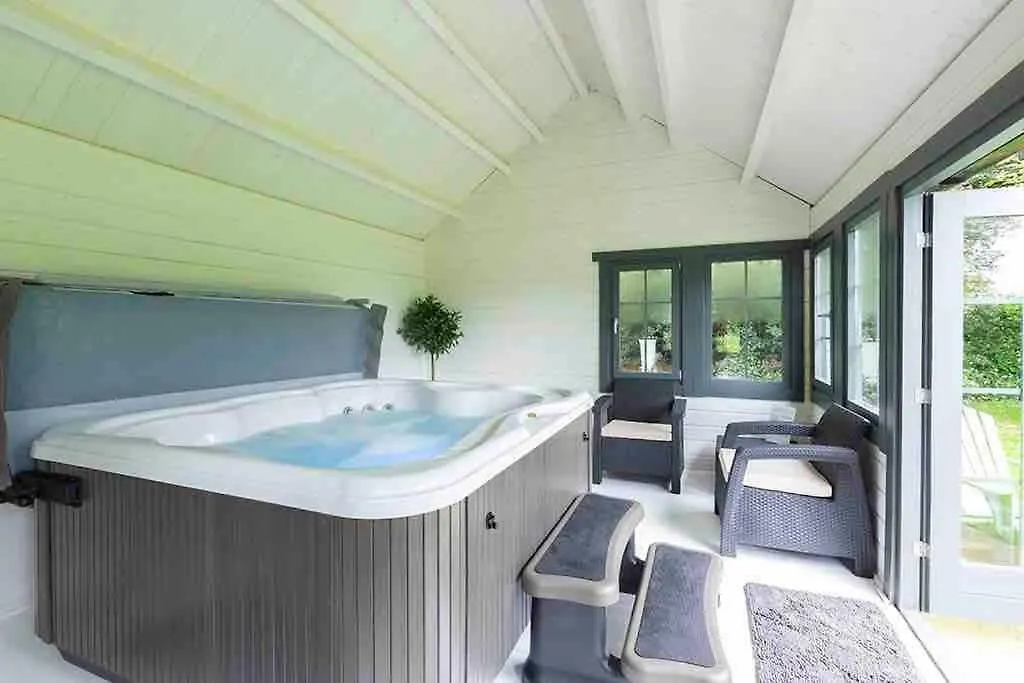 The Stables With Jacuzzi & Tennis Court York Holiday home