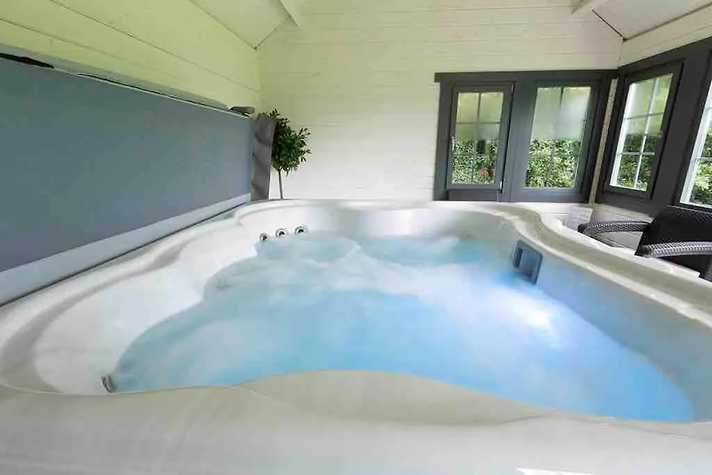 The Stables With Jacuzzi & Tennis Court York 0*,