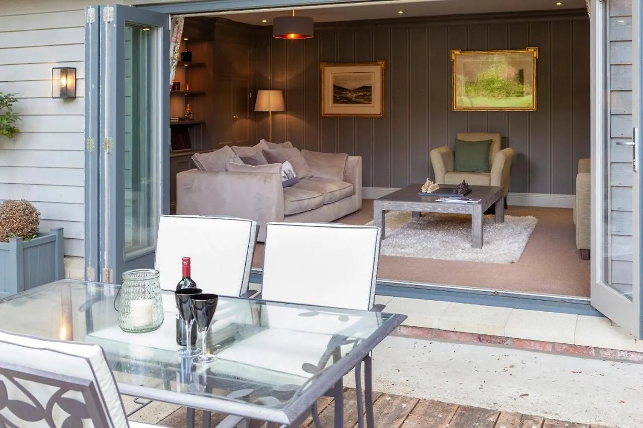 The Stables With Jacuzzi & Tennis Court York Holiday home